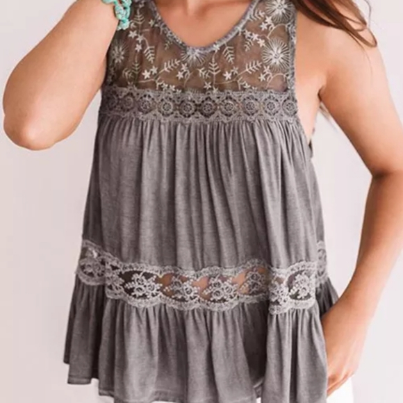🔥New boutique Gray lace embroidery tank - Picture 2 of 11